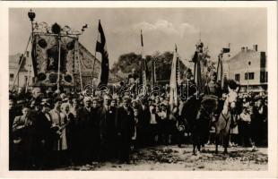 1940 Marosvásárhely, Targu Mures; bevonulás, zászlók. Sárai E. 0. / entry of the Hungarian troops, flags. photo + "1940 Marosvásárhely visszatért" So. Stpl