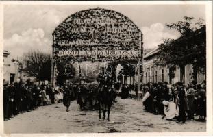 1938 Párkány, Stúrovo; bevonulás, Éljen Horthy! Mindent vissza! Győzött Magyarország! díszkapu, magyar zászló / entry of the Hungarian troops, decorated gate, Hungarian flag