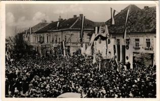 1938 Érsekújvár, Nové Zámky; bevonulás zászlókkal / entry of the Hungarian troops with flags + "1938 Érsekújvár visszatért" So. Stpl