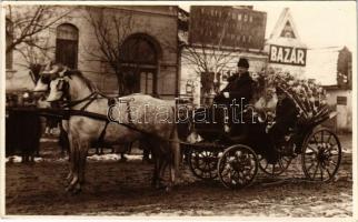 Pozsony, Pressburg, Bratislava; téli utcakép virágokkal feldíszített lovashintóval, könyvnyomda, könyvkötészet és papíráruház a háttérben, bazár / winter, horse chariot decorated with flowers, book binding and printing shop. Mindszenty photo