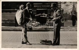 Budapest VII. Rácz Lajos Hársfa vendéglője az Elemér utca (ma Marek József) és Aréna út (ma Dózsa György út) sarkán, vállfa árusok. photo