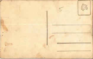 Kerékpáros versenyző feldíszített virágesernyős kerékpárral, biciklis / Hungarian cyclist with decor...