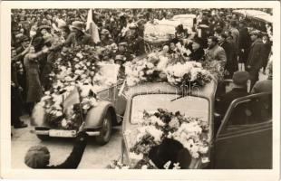 1938 Léva, Levice; bevonulás, katonák virággal díszített kocsikban / entry of the Hungarian troops, soldiers in automobiles decorated with flowers. Foto Rusznák, photo