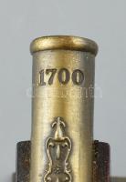 Pisztoly formájú öngyújtó, állvánnyal 18 cm