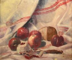 Szeredás Jenő (1914-2004): Csendélet almákkal. Olaj, falemez. Jelzett. Hátoldalán autográf felirattal. Kissé sérült (alján festék lepergéssel). Dekoratív, kissé sérült fa keretben. 39,5x48 cm