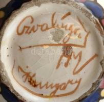 Csenki ( Czvalinga ) István: Mázas kerámia edényke. Kézzel festett, jelzett, hibátlan. m: 12 cm