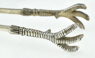 Ezüst (Ag) Orosz cukorcsipesz stilizált sasláb végződéssel. Jelzett: Szentpétervár, 1896. Jó állapot...