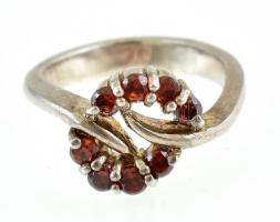 Ezüst (Ag) piros köves gyűrű, jelzett, bruttó: 4,4 g, méret: 51