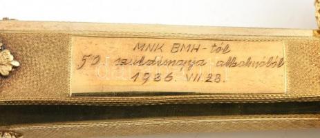 Ezüst (Ag) 1986 Aranyozott ezüst miniszteri dísztőr kovácsolt acél kétélű pengével, tenyésztett gyön...