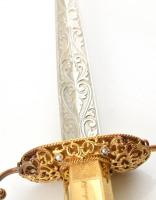 Ezüst (Ag) 1986 Aranyozott ezüst miniszteri dísztőr kovácsolt acél kétélű pengével, tenyésztett gyön...