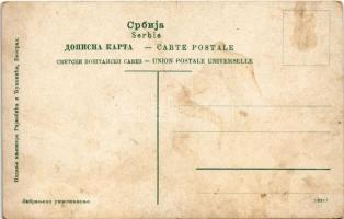 Soldats serbes préparant pour Noel le roti de cochon de lait / WWI military Serbian soldiers prepari...