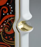 Hollóházi nagyméretű porcelán váza, Vészabó Noémi által tervezett, vörös-fekete-arany mintával. Kézz...