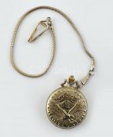 Quartz zsebóra d: 4,5cm, lánccal h: 37cm, nem jár. Relief szabadság szobor és amerikai sas díszítmén...