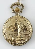 Quartz zsebóra d: 4,5cm, lánccal h: 37cm, nem jár. Relief szabadság szobor és amerikai sas díszítmén...