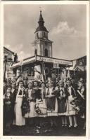 1938 Beregszász, Beregovo, Berehove; bevonulás, honleányok Isten áldd meg a magyart tribün előtt / entry of the Hungarian troops, compatriot women (fa)