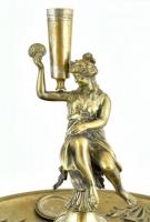 Talpas kínálótál. Ezüstözött alpakka, erősen kopott, apró horpadás nyomokkal. Tetején figurális Vénu...