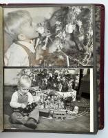 Vegyes gyerekfotókat tartalmazó album, 12,5×8,5 cm-es fotókkal