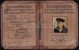 1944 Kriegsmarine. Sabotage und Angriff Einheit Kleinkampfverband fényképes, német nyelvű fényképes tengerészeti igazolvány, kopott, foltos borítóval, a belsejében a függőleges Kriegsmarine feliratot áthúzták.