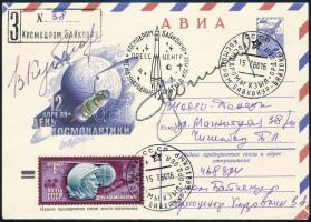 1975 Alekszej Leonov (1934- ), Valerij Kubaszov (1935-2014), a Szojuz-Apollo program szovjet résztvevőinek aláírásai emlékborítékon / 1975 Signatures of Aleksey Leonov (1934- ) and Valeriy Kubasov (1935-2014), the Soviet participants of the Apollo-Soyuz Test Project on envelope