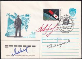 Toyohiro Akiyama (1942- ) japán, Viktor Afanaszjev (1948- ) és Musza Manarov (1951- ) szovjet űrhajósok aláírásai emlékborítékon / Signatures of Toyohiro Akiyama (1942- ) Japanese, Viktor Afanasyev (1948- ) and Musa Manarov (1951- ) Soviet astronauts on envelope