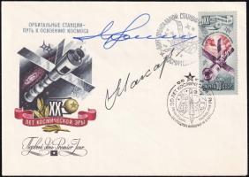Vlagyimir Dzsanyibekov (1942- ), és Oleg Makarov (1933-2003) szovjet űrhajósok aláírásai emlékborítékon / Signatures of Vladimir Dzhanibekov (1942- ), Oleg Makarov (1933-2003) Soviet astronauts on envelope
