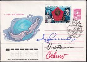 Szvetlana Szavickaja (1948-), Vlagyimir Dzsanyibekov (1942- ) és Igor Volk (1937- ) szovjet űrhajósok aláírásai emlékborítékon / Signatures of Svetlana Savitskaya (1948- ), Vladimir Dzhanibekov (1942- ) and Igor Volk (1937- ) Soviet astronauts on envelope