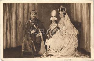 IV. Károly, Zita királyné és Ottó a trónörökös. Magyar Vöröskereszt Egylet Szeretetadomány osztálya / Charles I of Austria, Queen Zita and Crown Prince Otto (szakadás / tear)