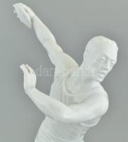 Meissen Weiss: Diszkoszvető. Tervező: Rudolf Rehbeil (1951). Fehér mázas porcelán. Jelzett: mázalatt...