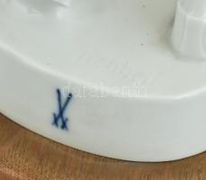 Meissen Weiss: Diszkoszvető. Tervező: Rudolf Rehbeil (1951). Fehér mázas porcelán. Jelzett: mázalatt...