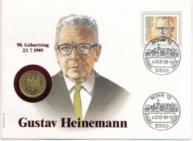 Német Szövetségi Köztársaság 1989J 1M aranyozott Cu-Ni Gustav Heinemann érmés borítékban bélyeggel, bélyegzéssel T:1,1-  FRG 1989J 1 Mark gilded Cu-Ni Gustav Heinemann in coin envelope with stamps and cancellations C:UNC,AU