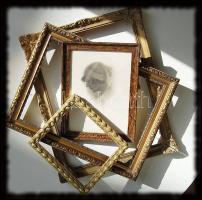 4 db képkeret egyikben női fénykép