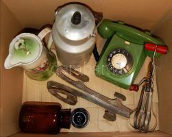 Nagy vegyes bolhapiac tétel, benne szovjet térkép, bakelit telefon, üveg, korcsolyél, porcellán kávéskanna...