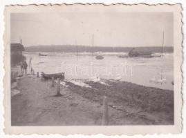 Törökbecse, Újbecse, Novi Becej; befagyott Tiszapart télen, úszó hajómalom / frozen Tisa riverside, floating ship mill. Lanji Kalman photo (non PC) (6,3 x 4,5 cm) (ragasztónyom / gluemark)