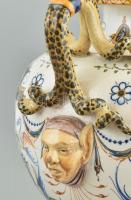 Itáliai díszváza.
Fajansz, finom ónmázas kerámia, 1880 körül. Fehér, halvány felületén színesen fes...