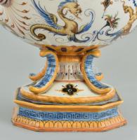 Itáliai díszváza.
Fajansz, finom ónmázas kerámia, 1880 körül. Fehér, halvány felületén színesen fes...