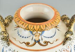 Itáliai díszváza.
Fajansz, finom ónmázas kerámia, 1880 körül. Fehér, halvány felületén színesen fes...