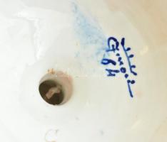 Itáliai díszváza.
Fajansz, finom ónmázas kerámia, 1880 körül. Fehér, halvány felületén színesen fes...