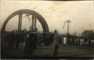 1913 Budapest, Kiállítás díszkapuja, előkelő városiakkal. photo (EK)