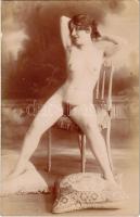 Erotikus meztelen hölgy széttárt lábakkal / Erotic nude lady with spread out legs (non PC)