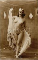 Erotikus meztelen hölgy kendővel / Erotic nude lady with scarf. J.A. Serie 69 (non PC)