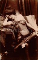 Erotikus hölgy átlátszó neglizsében / Erotic nude lady in transparent negligee