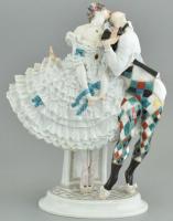 Harlequin és Kolumbina (az orosz balett karnevál figuracsoportból) Meissen, 1914 körül (Paul Scheurich modellje), festett porcelán, alján kék kardos jelzettel, karcolt D, 287 és masszába nyomott 76-os számmal, kis sérüléssel, m: 27 cm