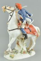 Meissen. Huszár. Egy előretörő fehér lovat egy szőrmekarimás sapkában és kék köpenyben lovagló huszá...