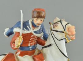 Meissen. Huszár. Egy előretörő fehér lovat egy szőrmekarimás sapkában és kék köpenyben lovagló huszá...