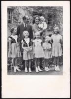 cca 1950-1960 Habsburg Ottó (1912-2011) autográf aláírása őt és családját ábrázoló üdvözlőlapon