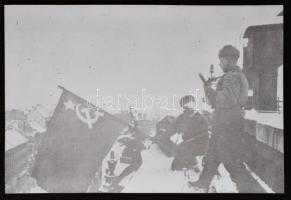 1945. január 18. Pest felszabadult, győzelmi zászló a Nagykörúton, 4x6 cm
