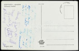 cca 1950-1960 Várpalotai Bányász S.K. labdarúgói által Kremnica/Körmöcbányáról haza küldött képeslap, aláírásokkal, a szöveg egy része elhalványult, elmosódott, 8,5x13,5 cm