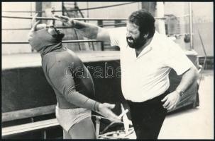 cca 1978 Bud Spencer (1929-2016) olasz filmszínész akciózik a Piedone Afrikában című filmben, 3 db vintage, produkciós filmfotó, 15x23,3 cm