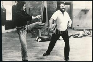 cca 1978 Bud Spencer (1929-2016) olasz filmszínész akciózik a Piedone Afrikában című filmben, 3 db v...