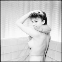 cca 1983 Szőrmedivat, Menesdorfer Lajos (1941-2005) budapesti fotóművész hagyatékából, 5 db vintage ...